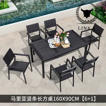 Сочетание уличных пластиковых и деревянных столов и стульев, сад для отдыха, обеденный стол на открытом воздухе, терраса и стулья