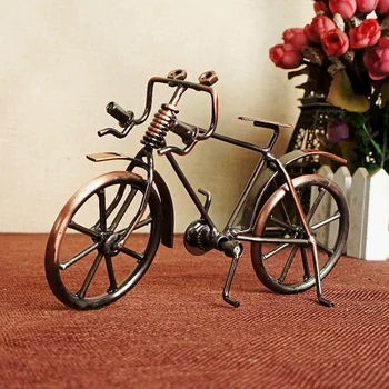 Старинные модели педальных велосипедов, украшения, поделки из металла